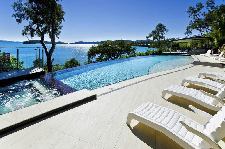 Sport & Beauty 2, Shorelines 27 Ocean View Buggy Transfers BBQ, Whitsunday