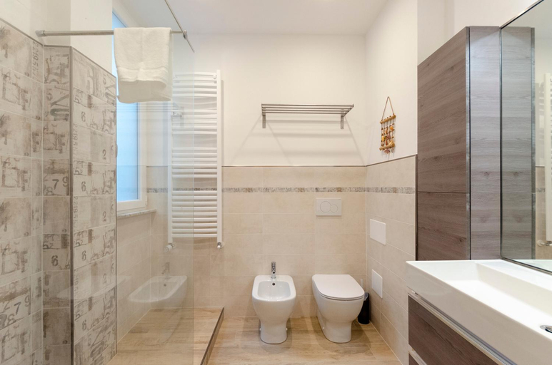 Bathroom 2, ALTIDO Spacious Flat with Balcony near the Beach, Genova
