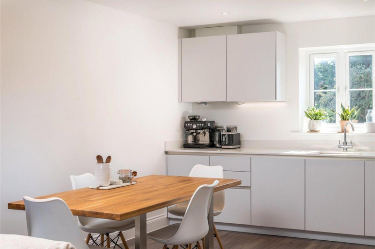 Others 5, 2 Bed 2 Bath Apt Close to Reigate Station - 2230, Surrey