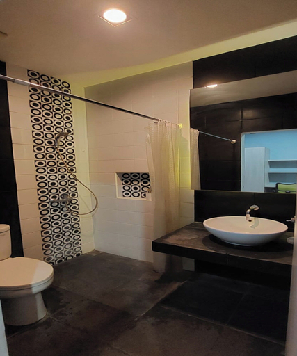 Bathroom, OYO 93808 Lincoln Dormitory, Tangerang