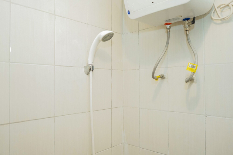 Bathroom 3, Cozy 2Br At Signature Park Grande Apartment, South Jakarta