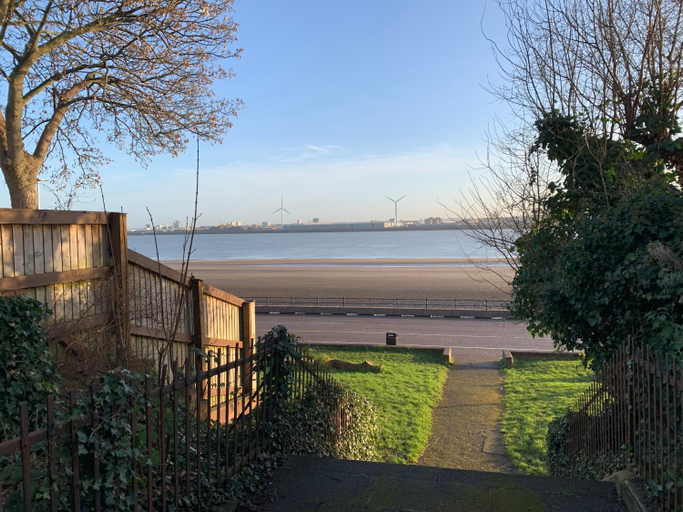 4, Modern 2 bed apartment, Wirral