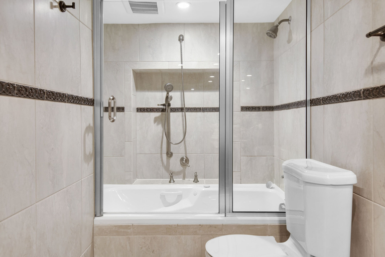 Bathroom 4, Regency Towers II by Southern Vacation Rentals, Escambia