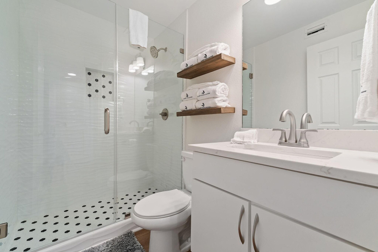 Bathroom 4, Needle Rush Point D11, Escambia