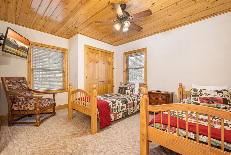 Bedroom 2, Lakeside Lodge, Garrett
