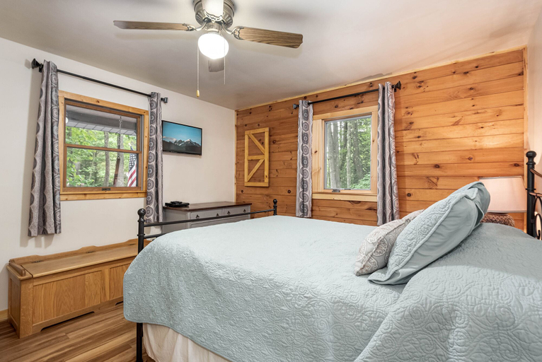 Bedroom 2, Lincoln Log Cabin, Garrett