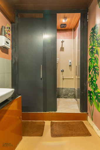 Bathroom, Forrest Hostels, Mumbai Suburban