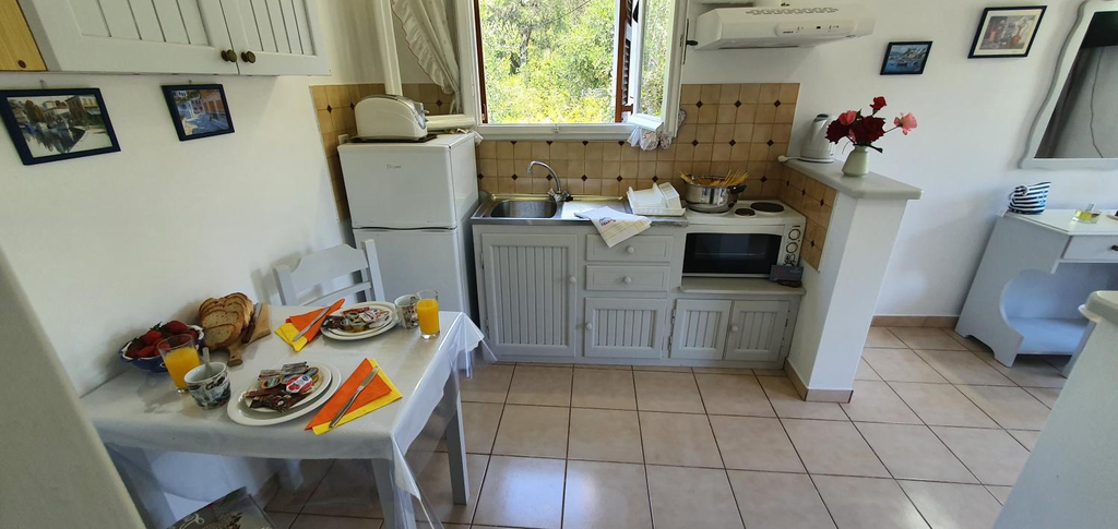 Others 5, APHRODITE studios & apt with pool, Ionian Islands
