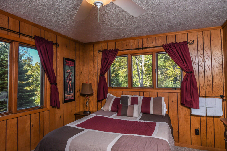 Bedroom 2, Oakleaf Lodge, Garrett