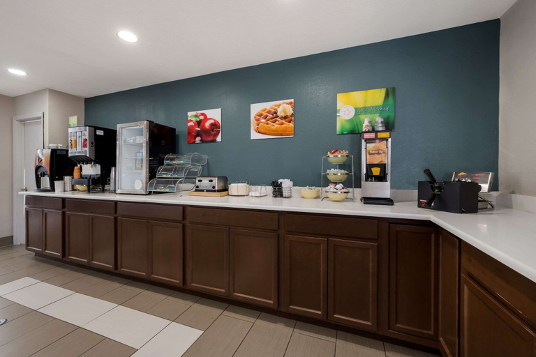 Food & Drinks 5, Quality Inn University Area, Prince Edward