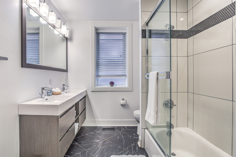 Bathroom 4, Expansive Downtown Home | JZ Vacation Rentals, Saint Louis