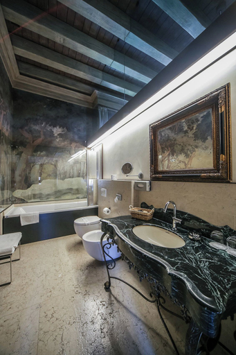 Bathroom 4, Relais Castello Bevilacqua, Verona