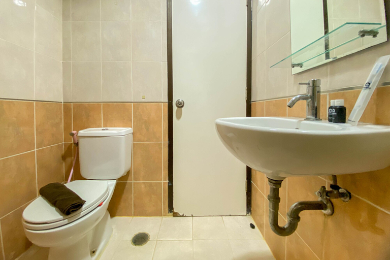 Bathroom 5, Comfort and Well Designed Studio Tamansari Sudirman Apartment By Travelio, Jakarta Selatan