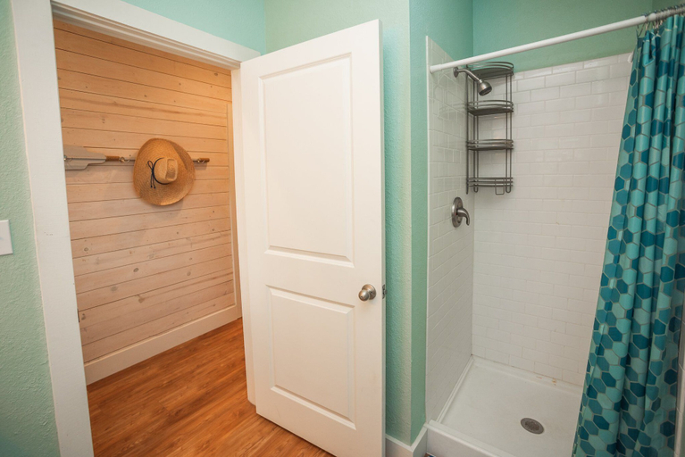Bathroom 4, Oleander House - Pet Friendly! Private Pool!, Nueces
