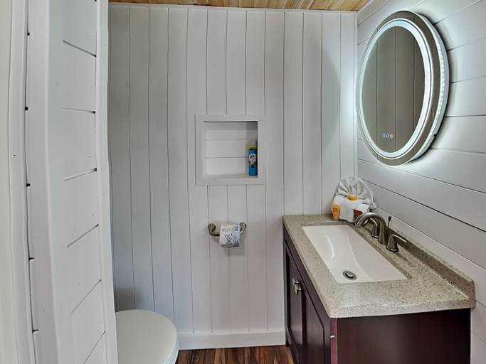 Bathroom 4, Luna Sea, Lee