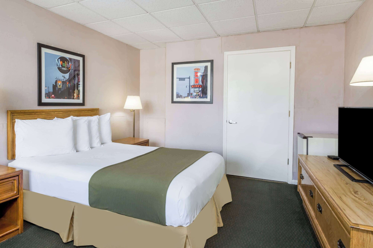 Bedroom 3, Days Inn by Wyndham Bedford, Bedford City