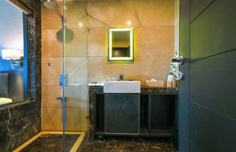 Bathroom, Narayani Heights Hotel and Resort, Gandhinagar