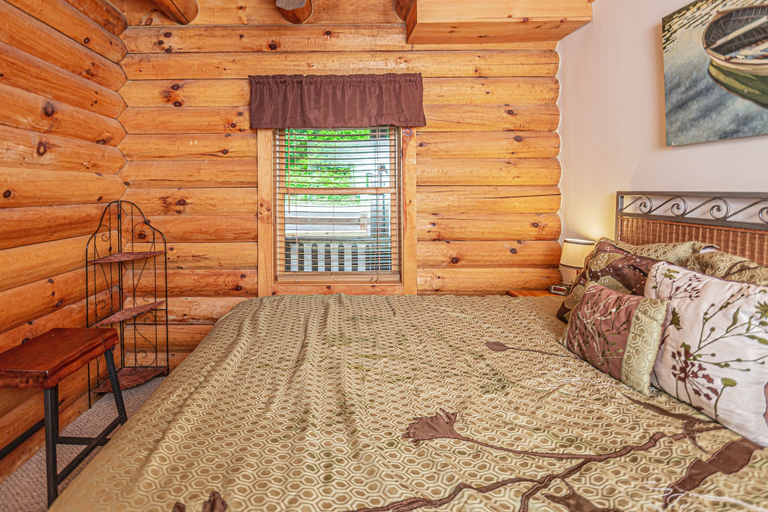 Bedroom 3, The Treehouse, Garrett