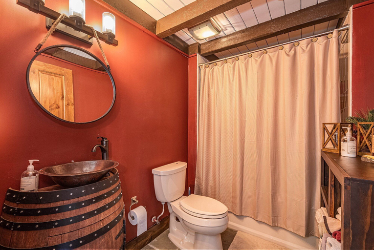 Bathroom 4, Docktails, Garrett