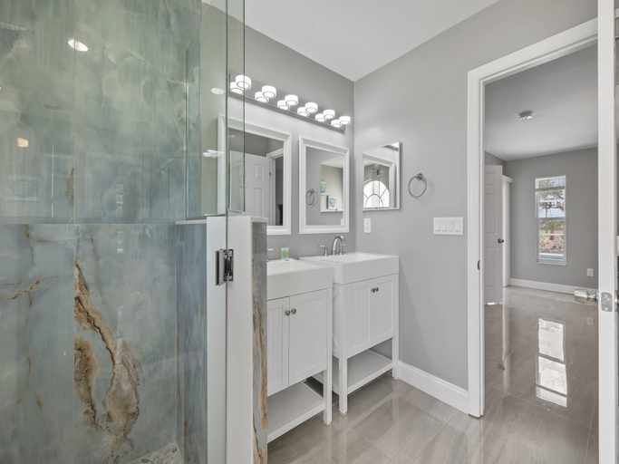 Bathroom 4, Deja Blue Villa, Lee