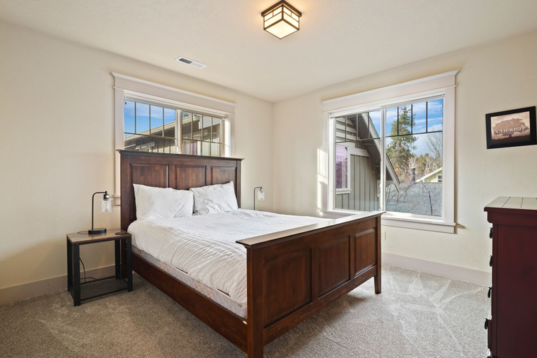 Room 5, Craftsman-style Awbrey Home features Gas BBQ by RedAwning, Deschutes