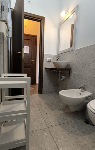 Bathroom 5, Avola Opera House, Syracuse