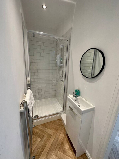 Bathroom 2, Large Five Bedroom Home with parking, Salford