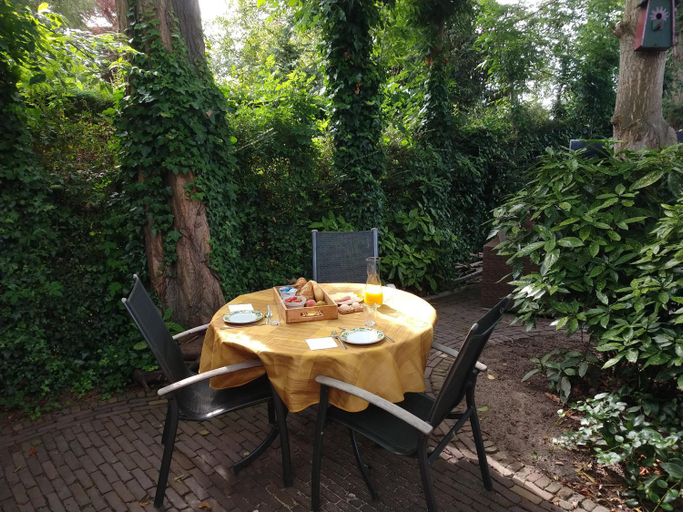 Others 4, The Walnut Tree, Hellevoetsluis