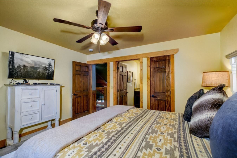 Bedroom 2, Heaps O'fun, Sevier