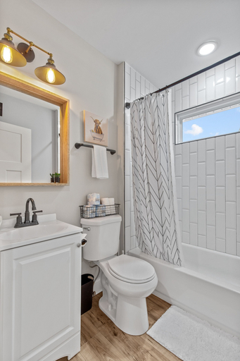 Bathroom, Blue Door Bungalow | JZ Vacation Rentals, Saint Louis