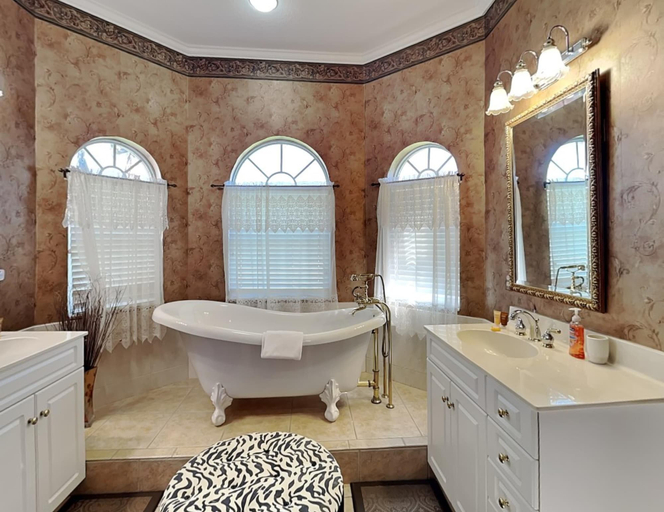 Bathroom 4, A Rose Lake Escape, Lee
