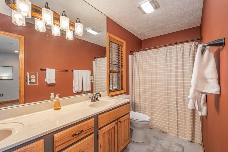 Bathroom 4, Highland Cottage, Garrett