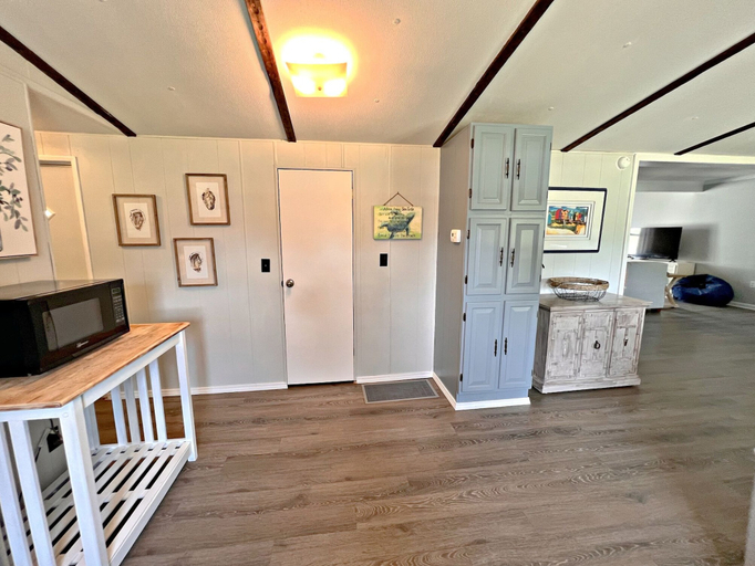 Others 4, Oakridge Cottage, Baldwin
