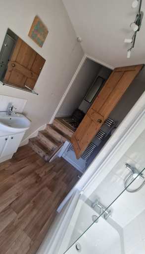 Bathroom 4, Stamford 2 Bed Terraced House Holiday Or Work, Lincolnshire
