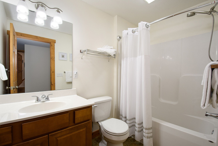 Bathroom 3, Maplewood Cottage, Garrett