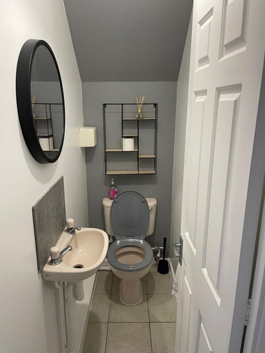 Bathroom 5, 5 Lockside Free Secure Parking, York