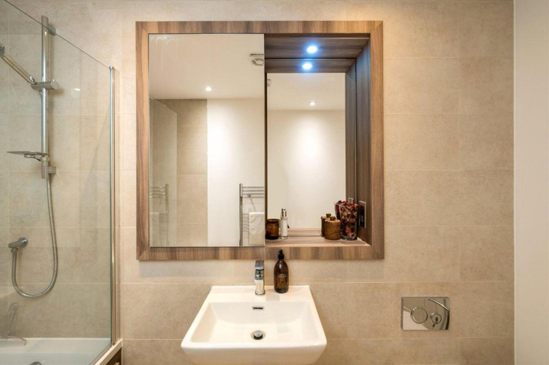 Bathroom 4, 2 Bed 2 Bath Apt Close to Reigate Station - 2230, Surrey