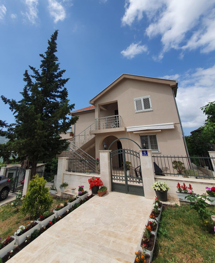 Others 5, Villa RADA