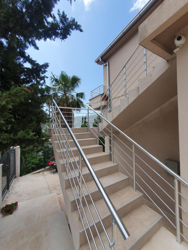 Others 4, Villa RADA