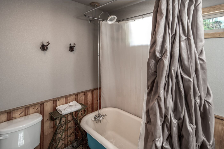 Bathroom 4, Starlight Cabin, Lincoln
