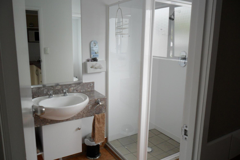 Bathroom 4, Loredo Motel, Far North