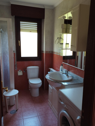 Bathroom 2, Apartamentos la Escuela en Cantabria, Cantabria
