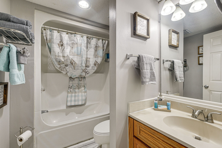 Bathroom 5, Steps to Ocean: Convenient Myrtle Beach Townhome!, Horry
