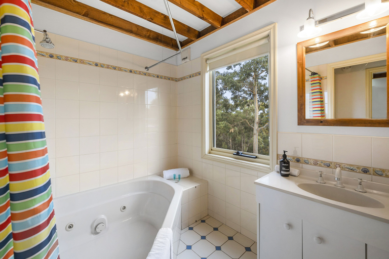 Bathroom 4, Lorne Bush House Cottages & Eco Retreats, Surf Coast - West