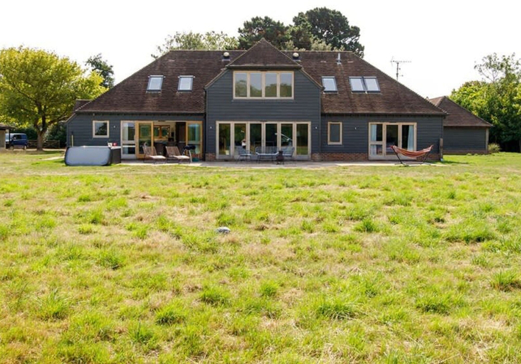 Others 2, Secluded Barn Style Home With hot tub - Sleeps 12, West Sussex