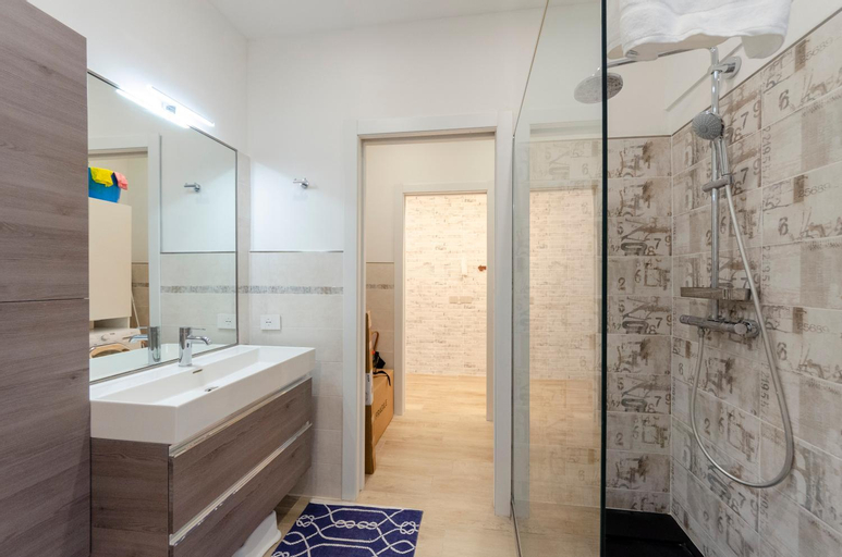 Bedroom 2, JOIVY Apt for 6, with Terrace near Beach in Sestri Levante, Genova