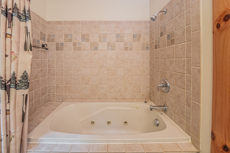 Bathroom 4, The Treehouse, Garrett