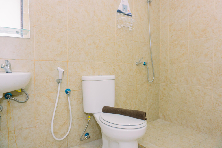 Bathroom 4, Modern Look And Homey 2Br At Great Western Resort Apartment, Tangerang