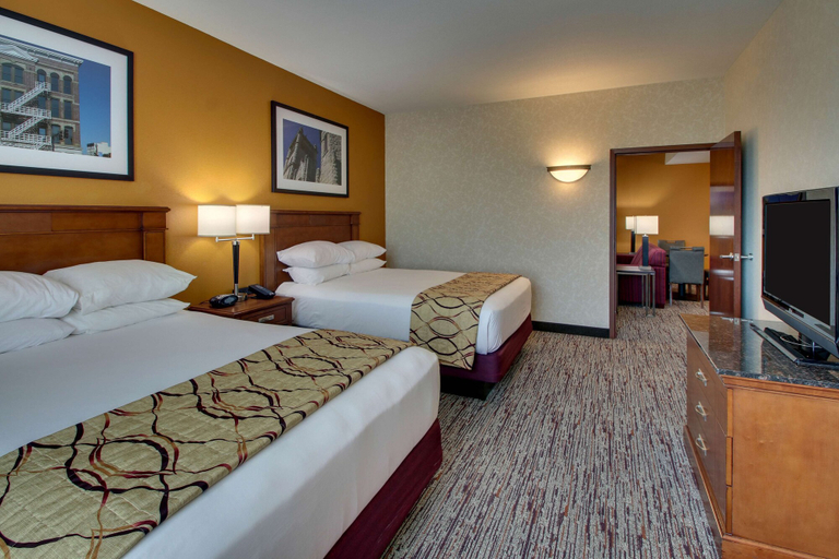 Bedroom 3, Drury Inn & Suites Findlay, Hancock