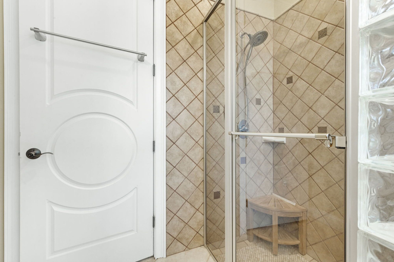 Bathroom 4, Villa Victoria, Lee